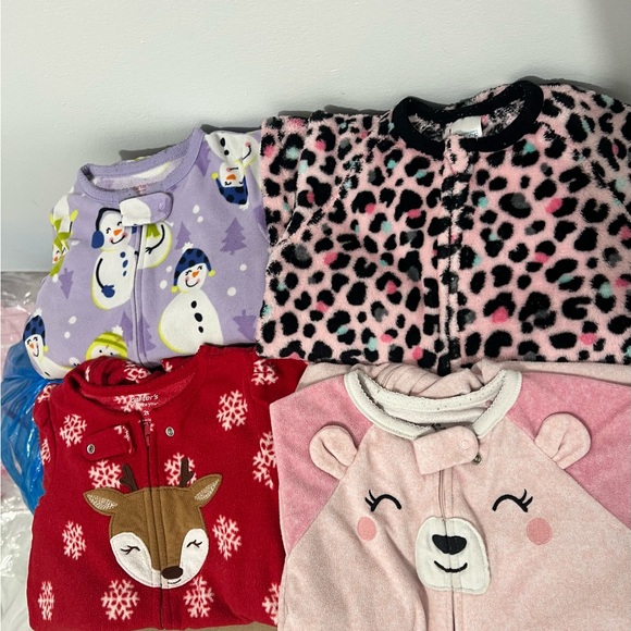 16 total 24mo / 2t winter pajamas 5 sets 11 one pc all dry cleaned - Picture 8 of 9